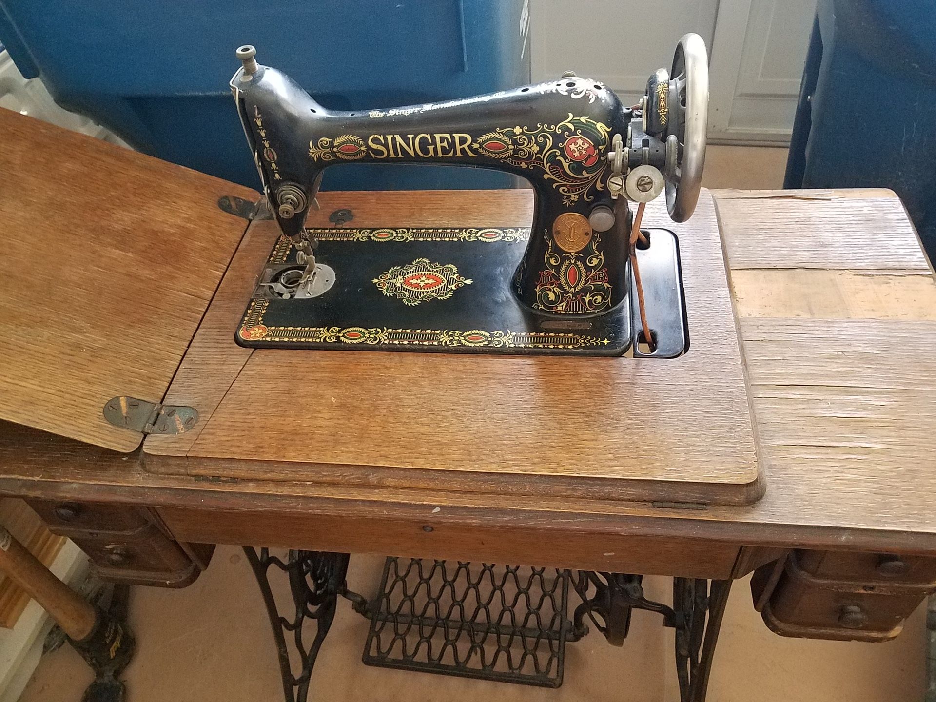 Antique Singer Sewing Machine - 1940s
