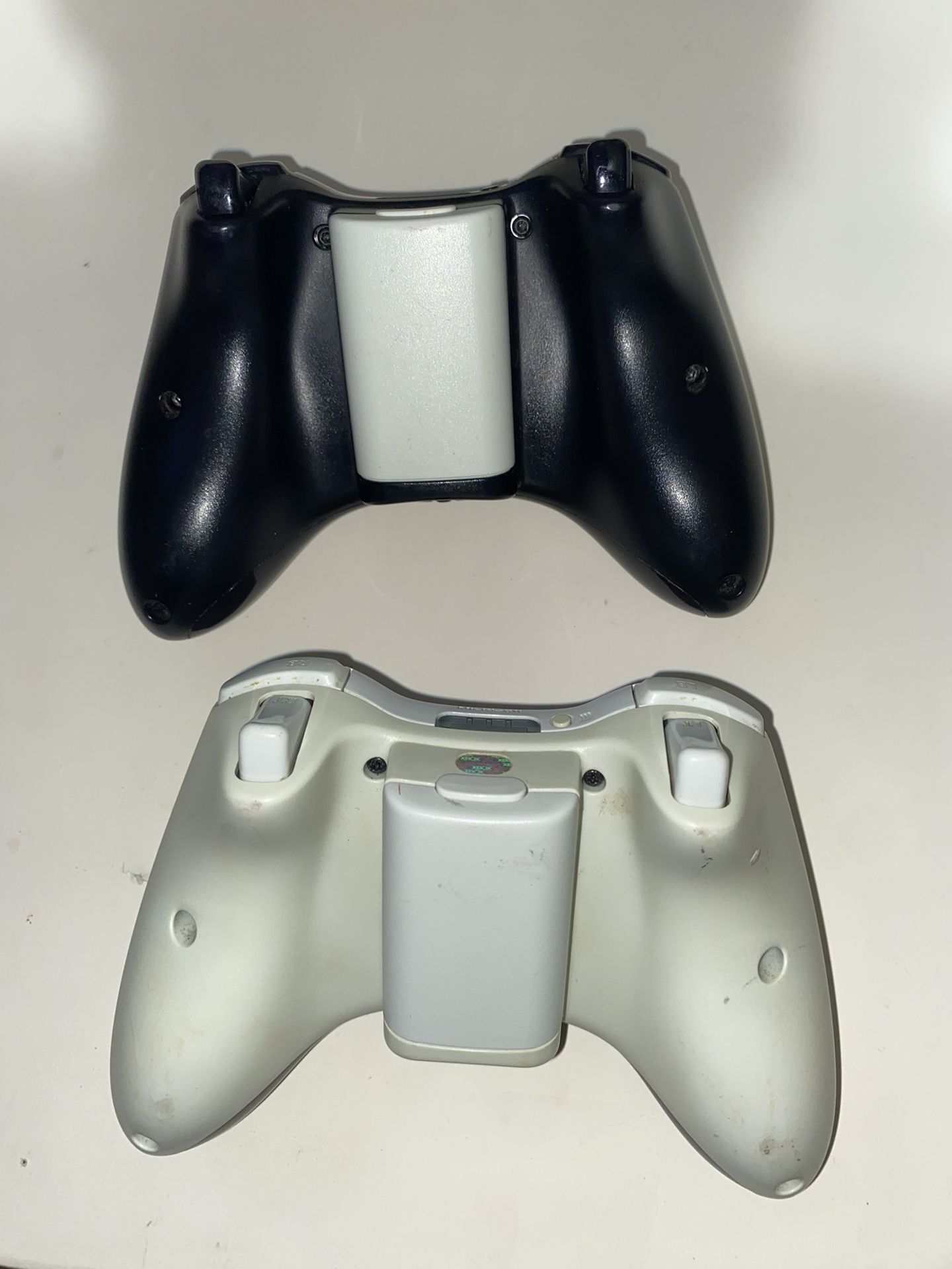 2 xbox360 controllers 