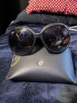 Woman’s Ray Ban Sunglasses