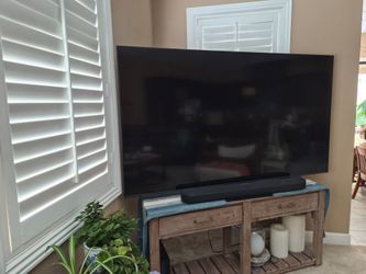 **85" Samsung QLED 4K Smart TV (2024 Q72D) – Excellent Condition**