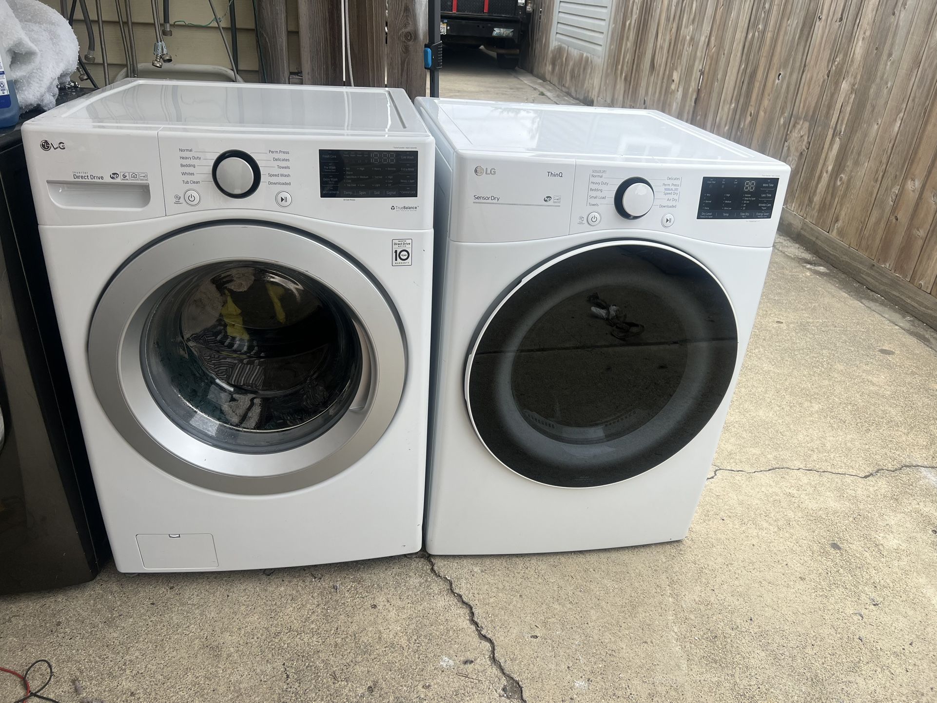 LG front-loading gas washer and dryer with a three-month warranty in good condition. Free delivery in the Oakland area. Outside the Oakland area,