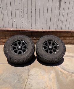 4 XD off-roading rims and tires