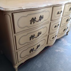 Dresser  Vintage  Style 