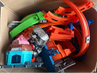 Hot wheels tracks