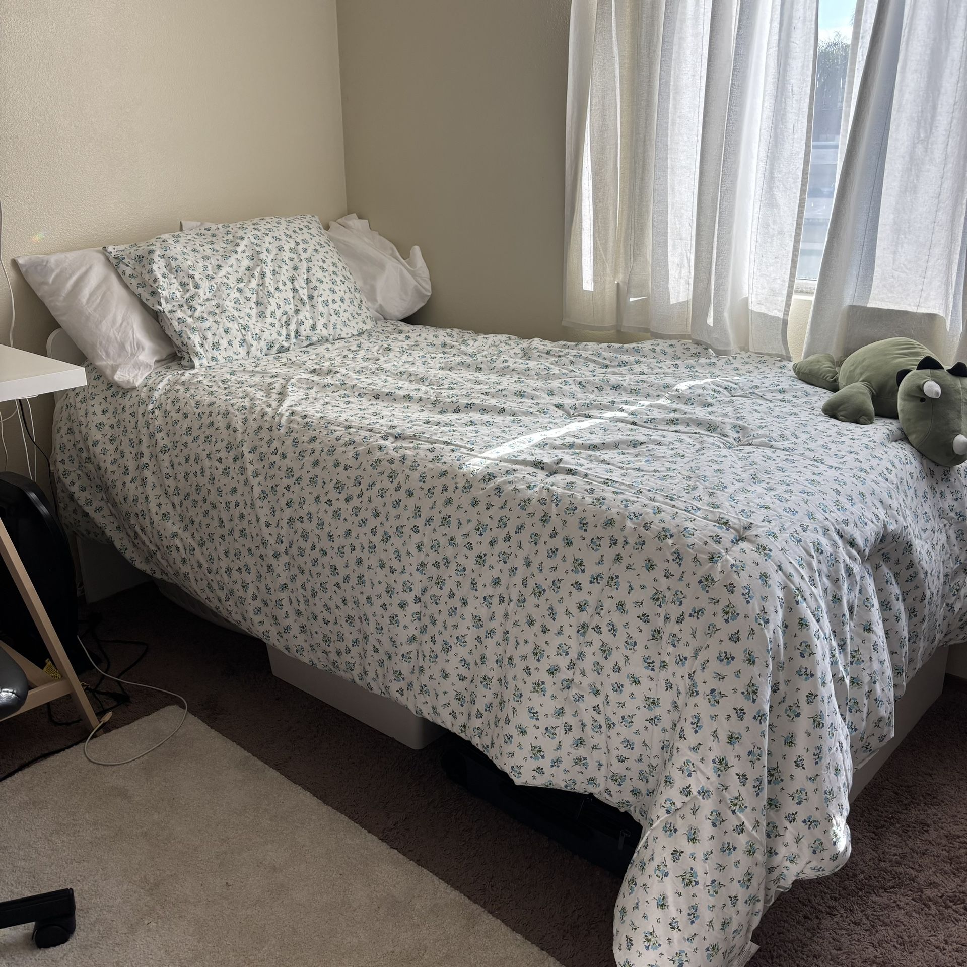 Kate Spade Floral Bedding (Twin Size)