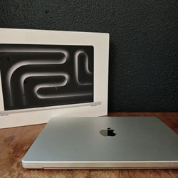 MacBook Pro 14" Laptop - M3 Pro chip is not the regular m3- 18GB Memory - 14-core GPU - 512G