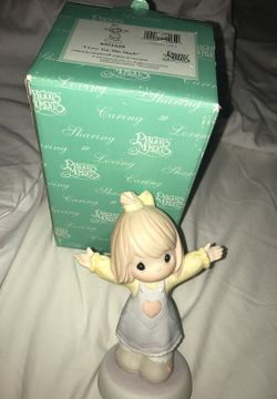 Precious Moments Figurine "I Love You This Much"