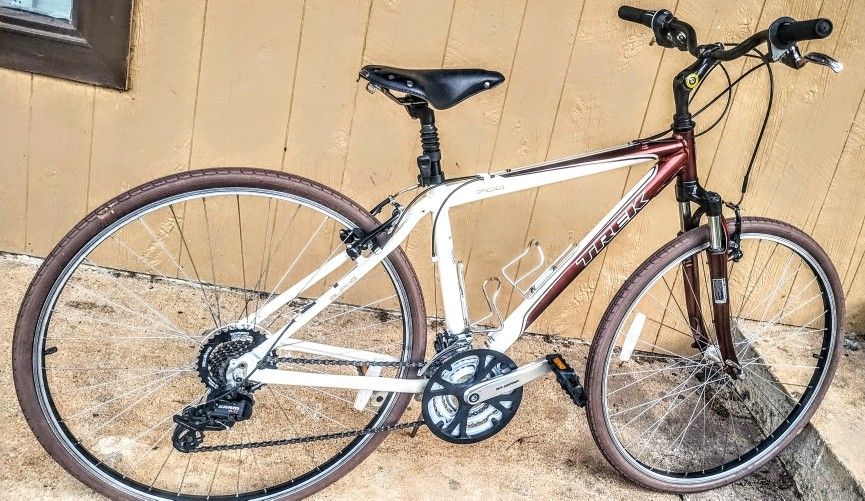 2009 men's TREK 7100 Alpha White  Aluminum Hybrid bicycle. 17.5" frame, 21 spd.