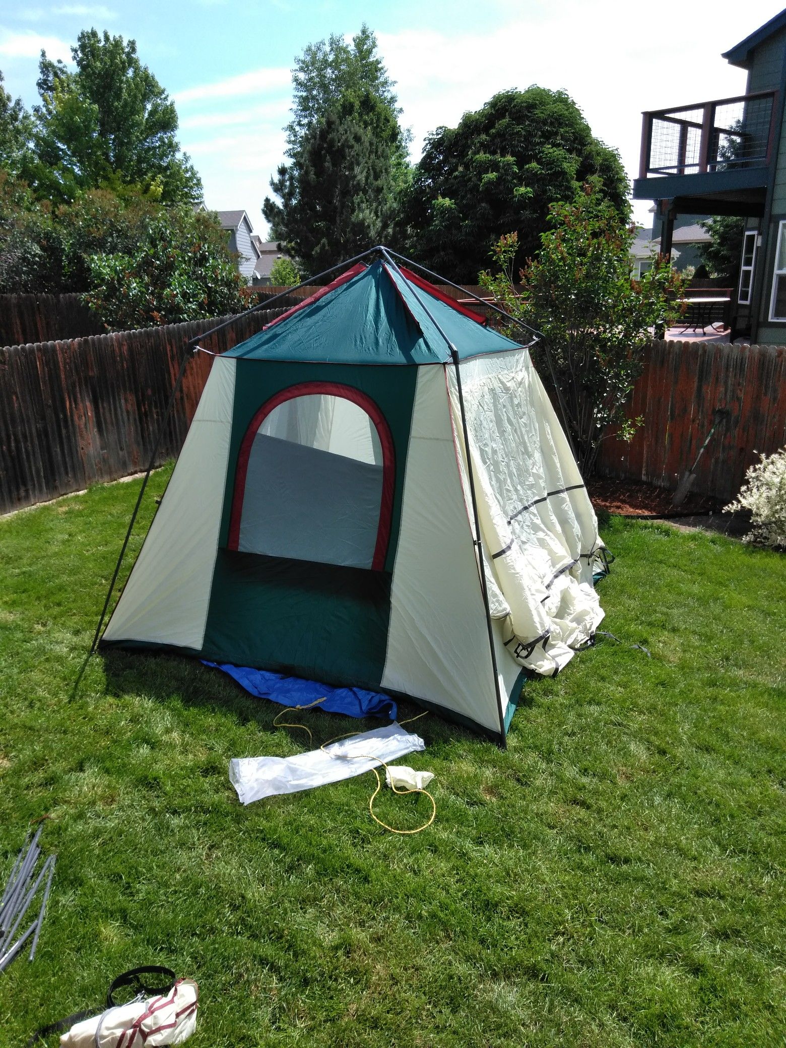 Cabela's Deluxe Truck Tent 9x9