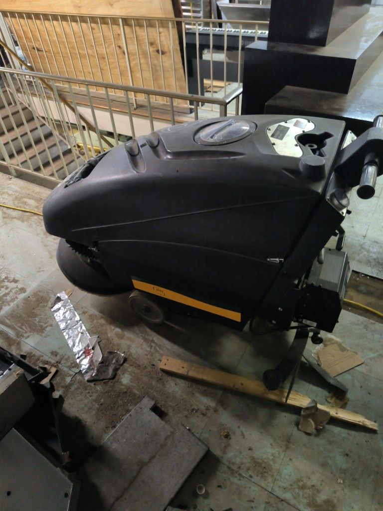 NSS Enterprises Wrangler 3330 floor scrubber