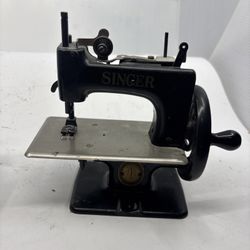 SINGER SEW HANDY MODEL 20-10 VINTAGE CHILD'S TOY SEWING MACHINE