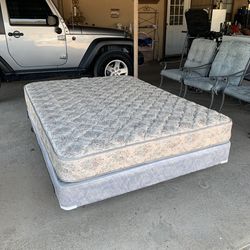 Cama Queen buenas condiciones