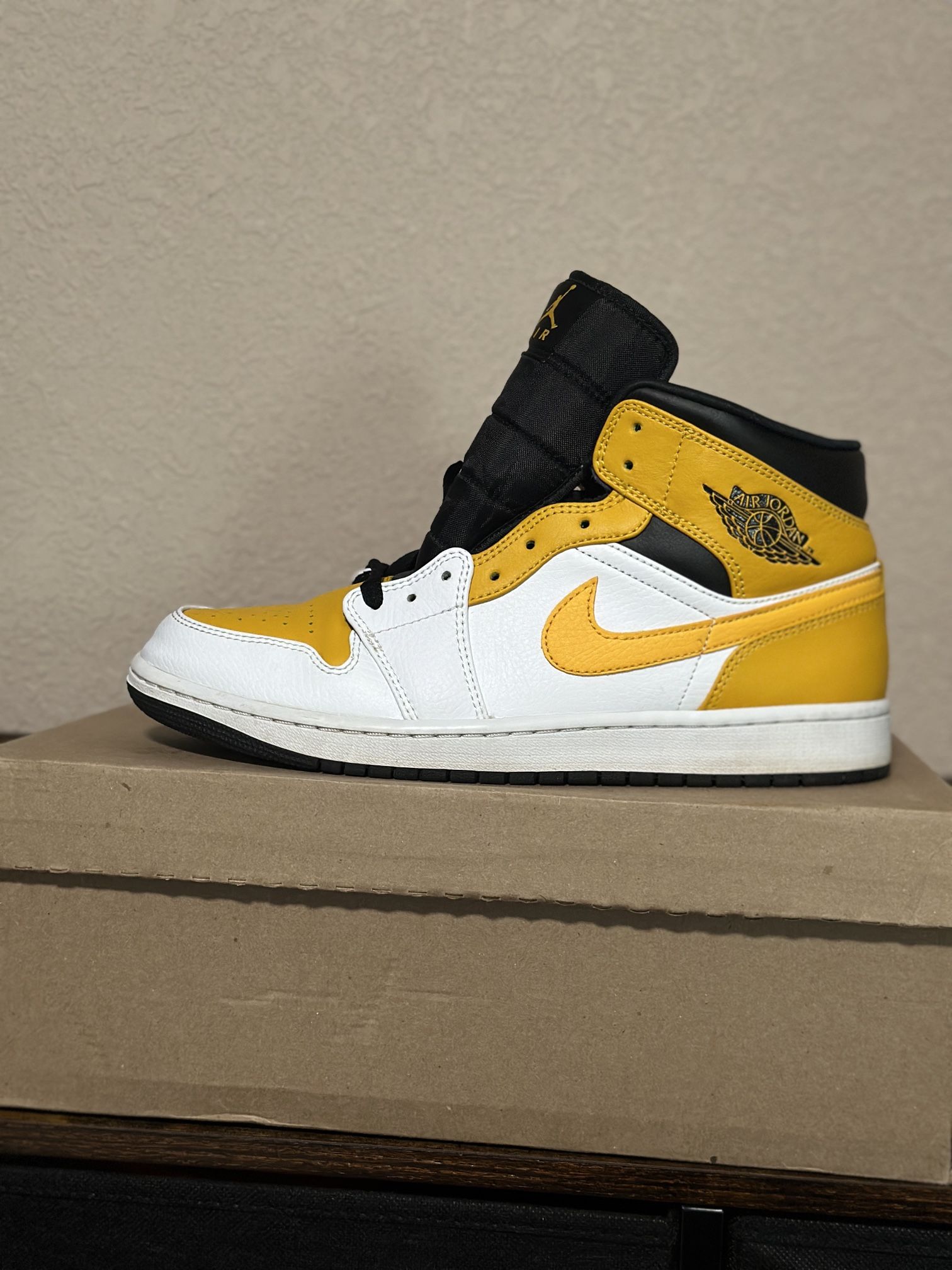 University Gold Jordan 1 Mid Sz 10