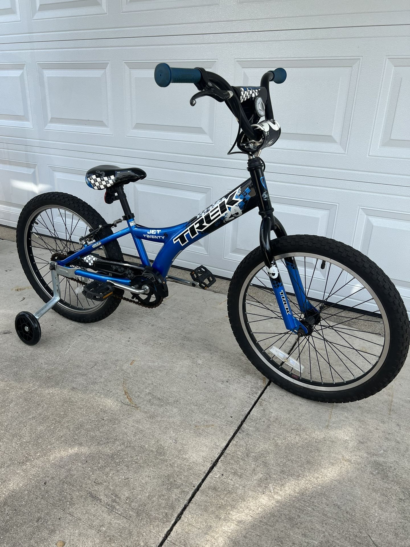Boys 20 Inch Trek With Training Wheels for Sale in Chicago IL