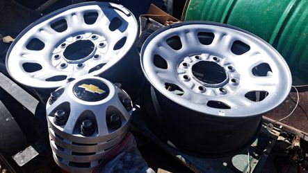 4 RIMS AND HUB CAPS 2022 CHEV SILVERADO 