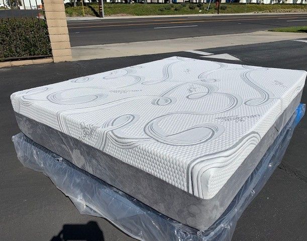 Queen Organic Hybrid Cool Gel Memory Foam Mattress!!