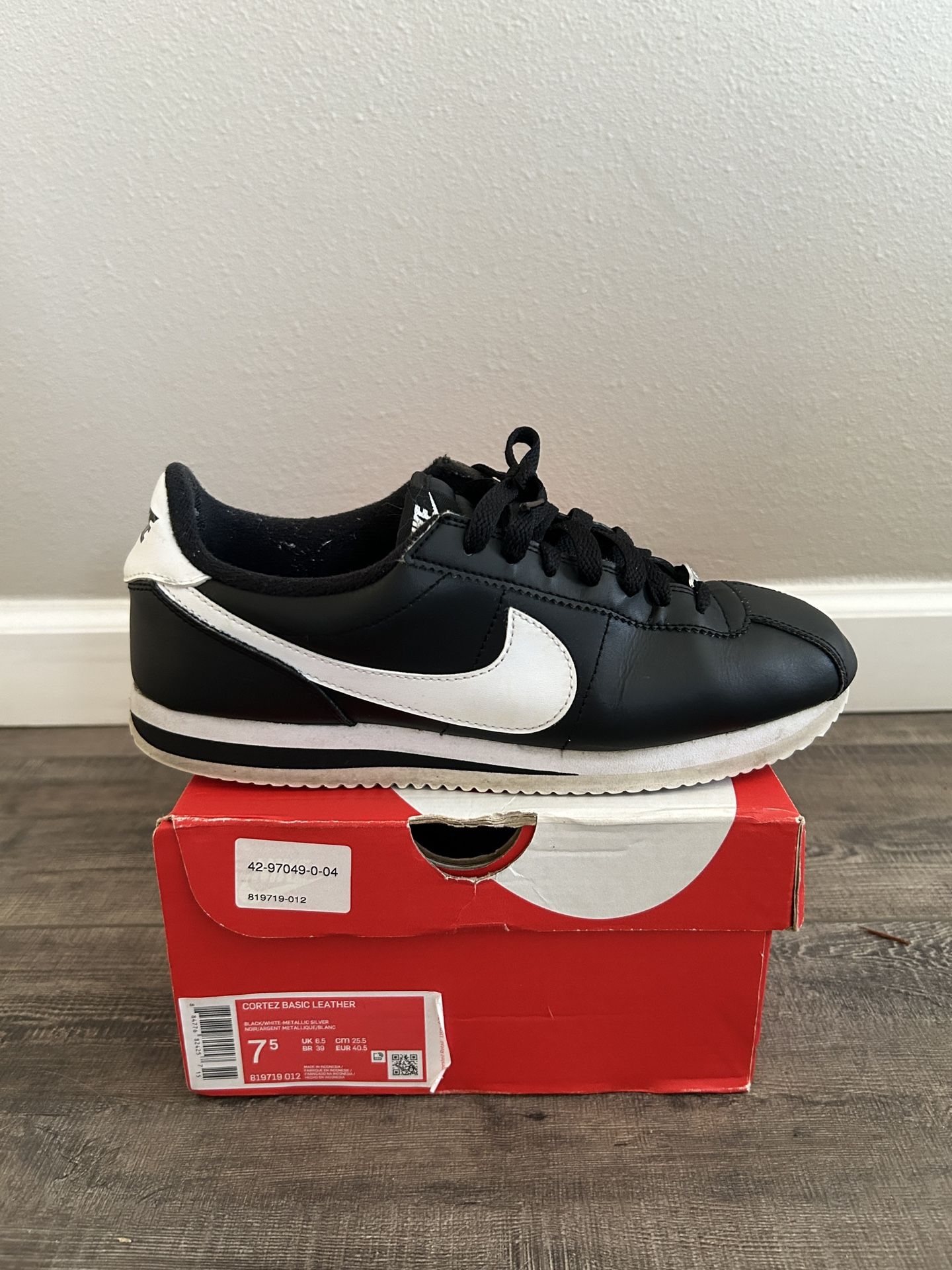 Nike Cortez Basic Leather Black And White, Size 7.5 Men’s (used)
