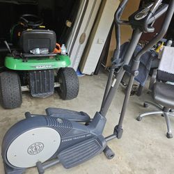 GOLDS GYM Elliptical Machine 