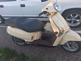 LIKE 200i moped