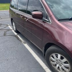 Red Honda Odyssey 2008 