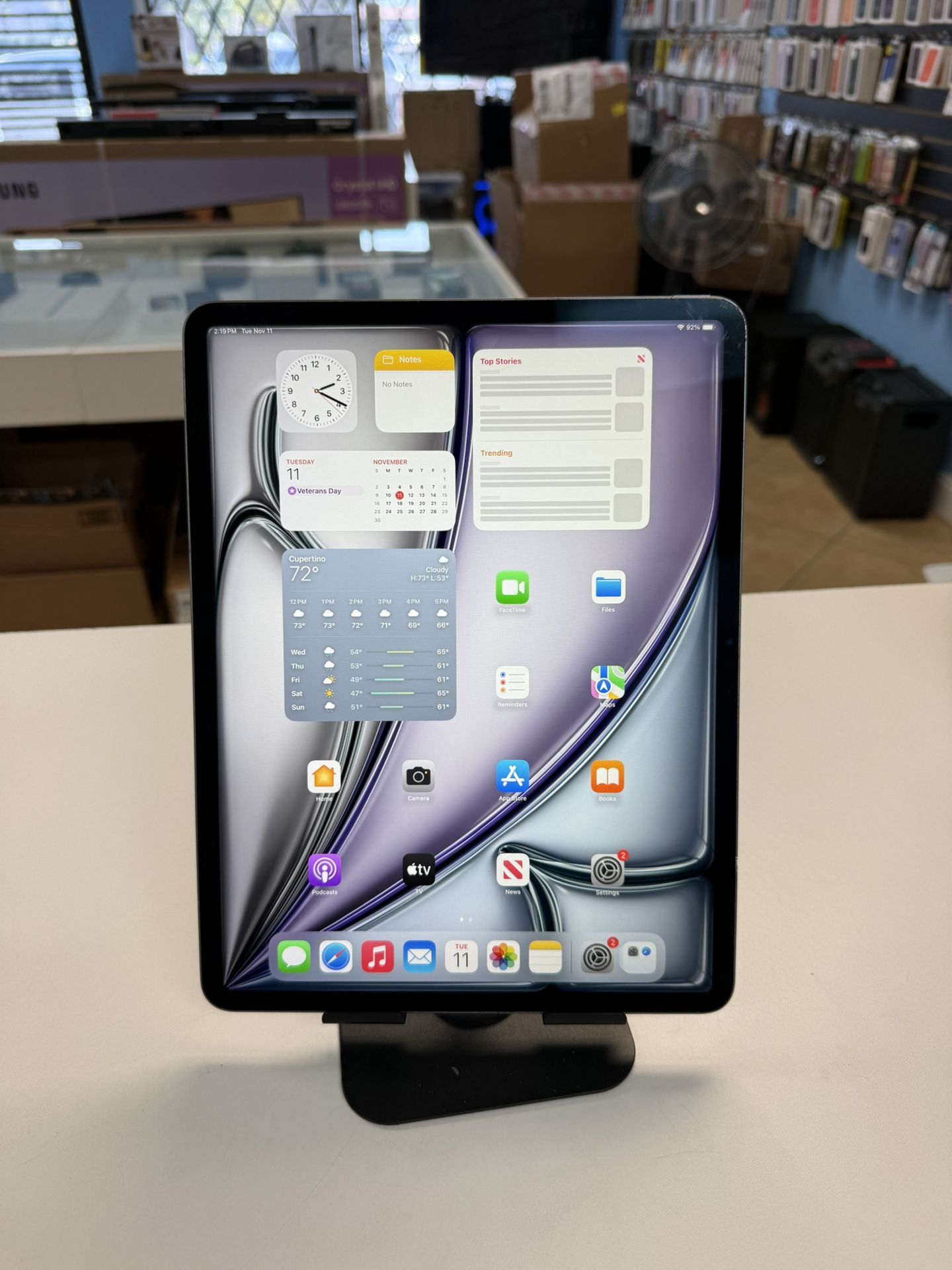 iPad Air 13inch M2 128GB Unlocked with Apple care till June 2026