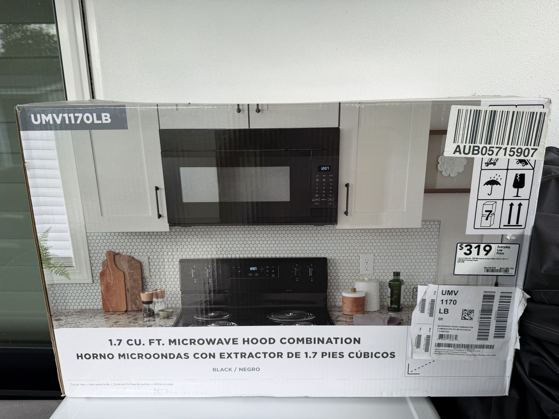 Brand New 1.7 Cu ft Microwave In Blank. In Box