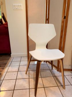 Set of 6 white chairs