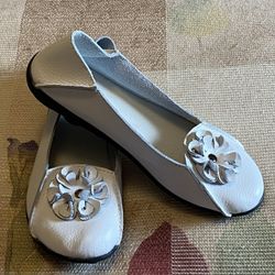 Asian Flats Size 7/NWOB