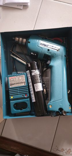 MAKITA Model 6012HD cordless drill. Like new.