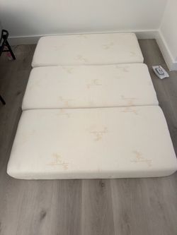 Full-Size Foldable Mattress – Like New!