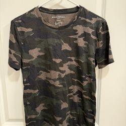 Banana Republic Camo Men's short sleeved T-Shirt Size Medium and small - 2 count 