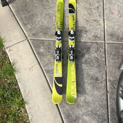 skis 