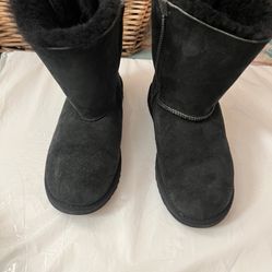 UGG Cozy black boots with plush lining. Ideal for cold weather.  Used in good condition. Size 4. See pictures 