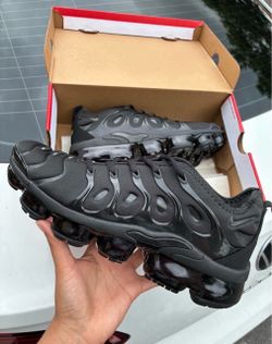 Black Nike Vapormax Plus