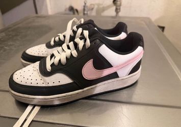 Women’s Nikes size 61/2
