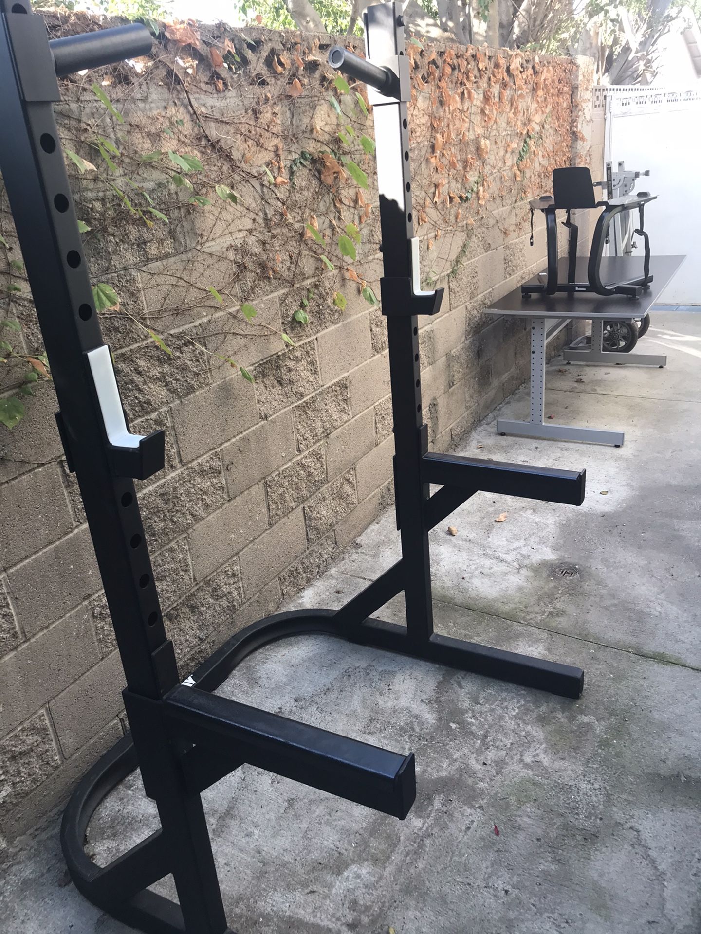 Squat rack in great condition... great for heavy lifting...