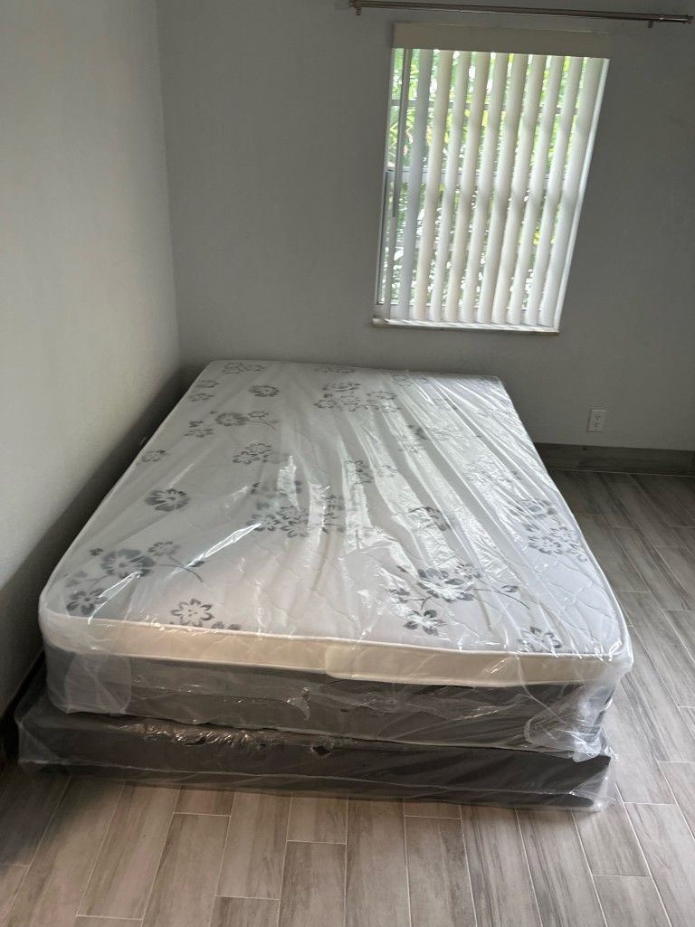 NEW QUEEN PILLOW MATTRESS AND BOX SPRING 2pcs