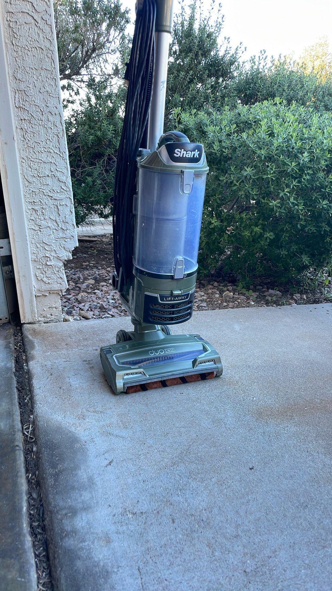 Shark DuoClean LiftAway Vacuum Cleaner With Accessories