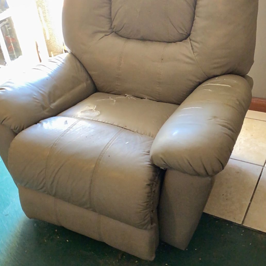 FREE FREE FREELeather Couches And Recliner