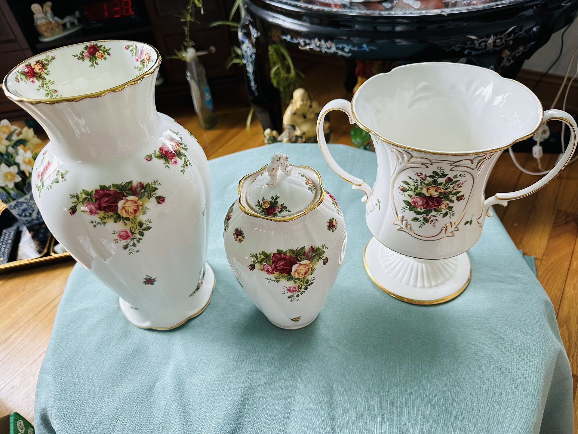 Vintage Royal Albert Vases – Old Country Roses (Set of 3) For Sale