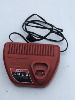 Charger Milwaukee 12