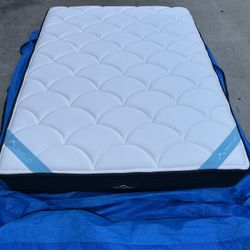 DreamCloud Premier, Queen Mattress, Like New, Excellent Condition