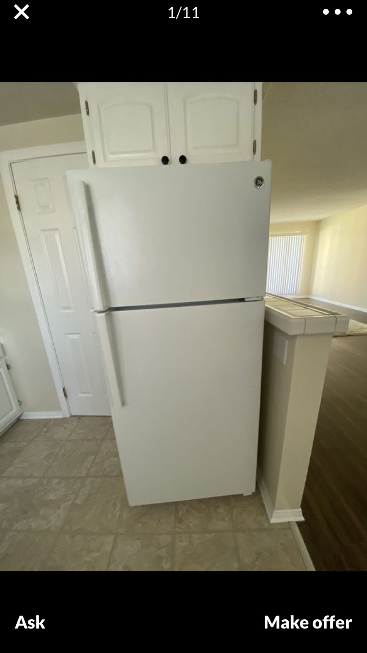 $250 Flawless 2018 white GE 16cu fridge refrigerator w/free delivery in the San Fernando Valley and a written guaranty