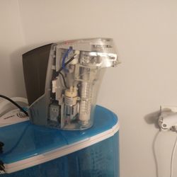 hybrid Water Pitcher Has Filter And Uv Bulb Fill With Water And Push Button