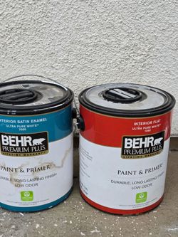 2 fotos de pintura blanca uno está lleno. Y el otro le falta poquito los 2 x $75dólares