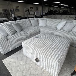 3-PC Stupendous Sectional. 🚚WE DELIVER🚚