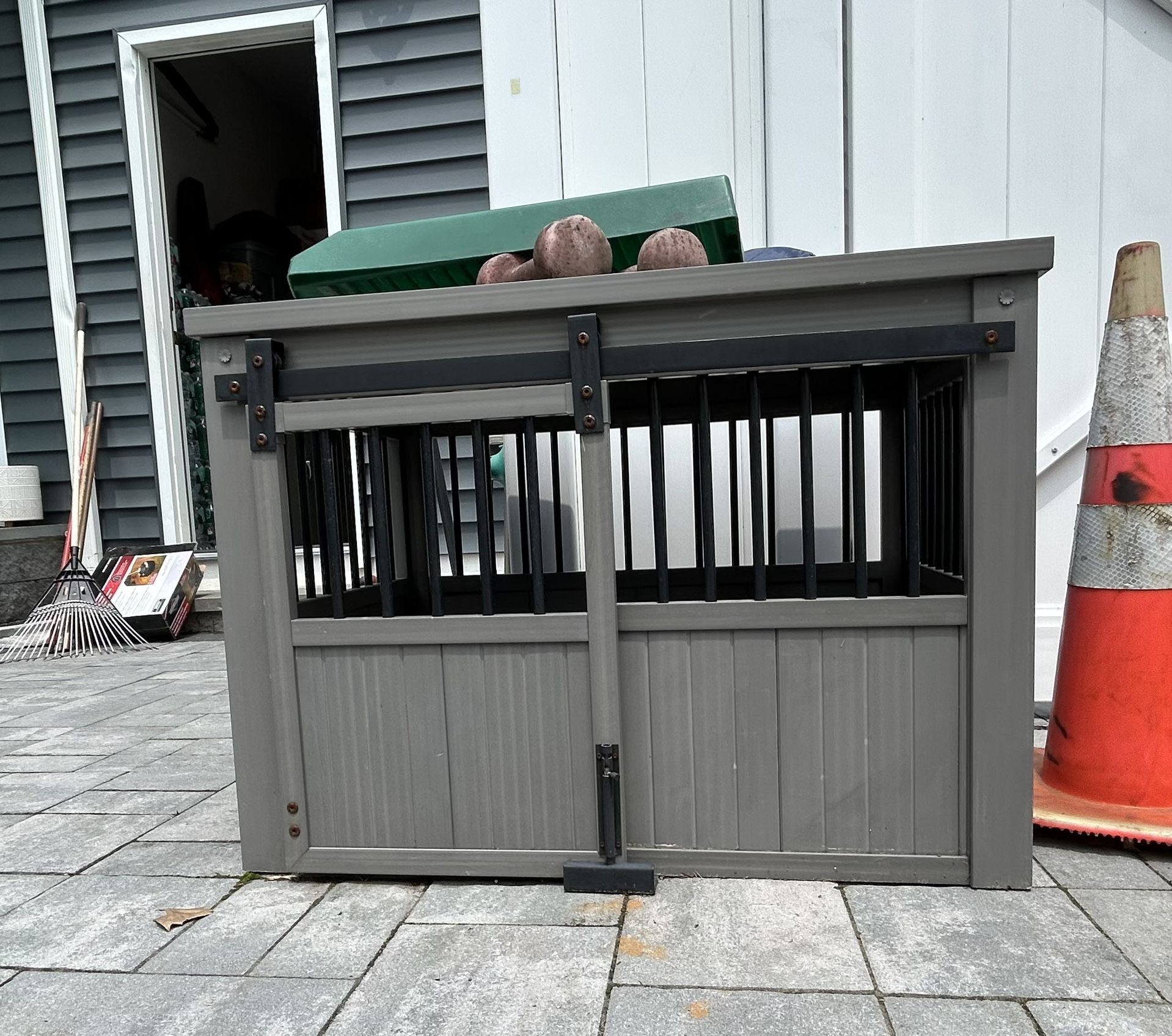 Dog House. For Small To Medium Dog.