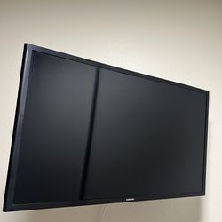 Samsung Smart TV with Rotating Wall Mount (32 Inch)
