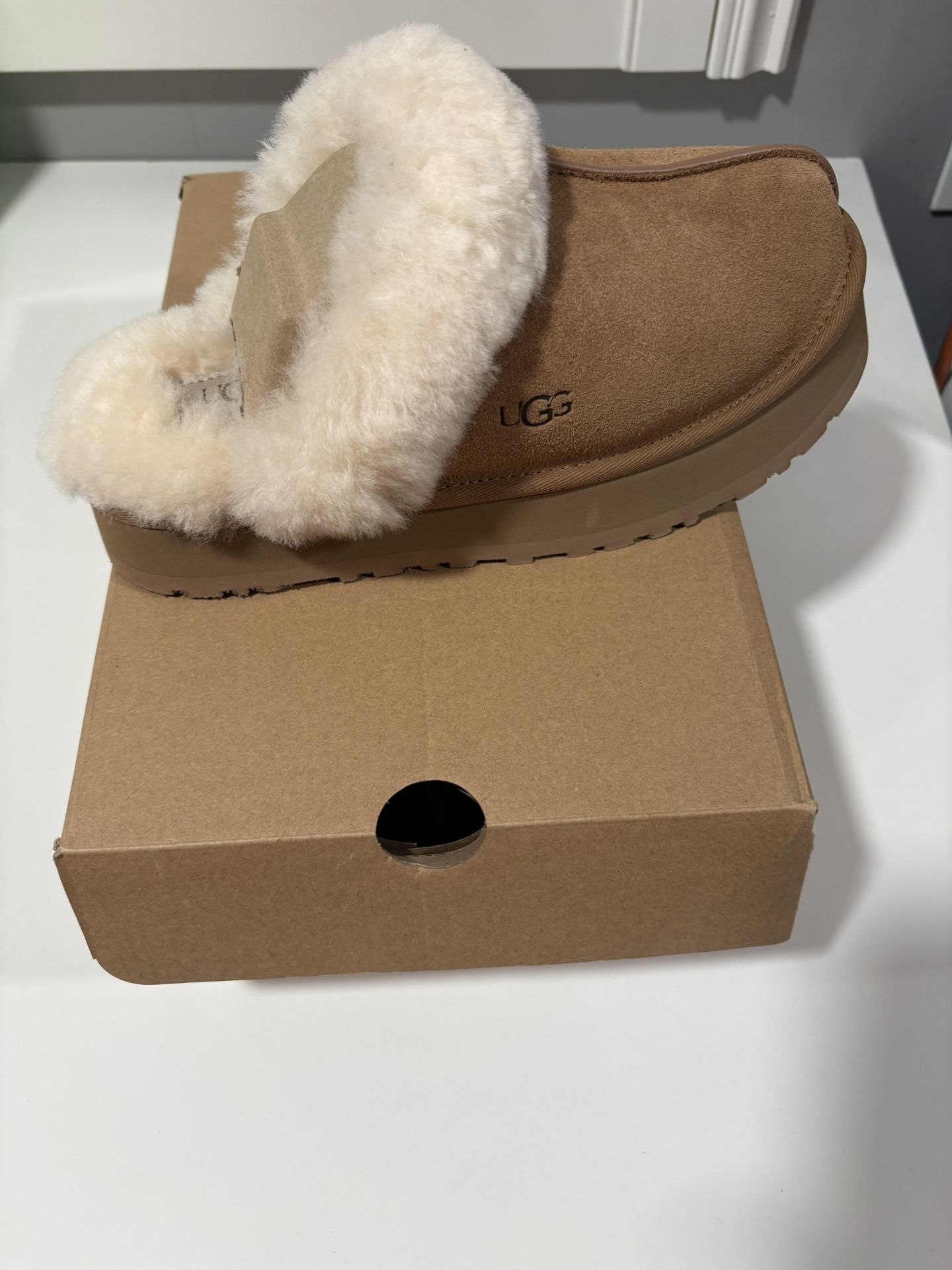 Ugg W DISQUETTE Size 8 BRAND NEW