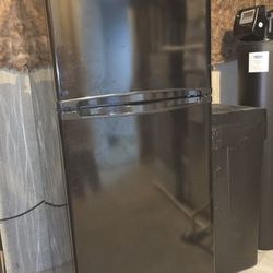 Refrigerator With Top Freezer 